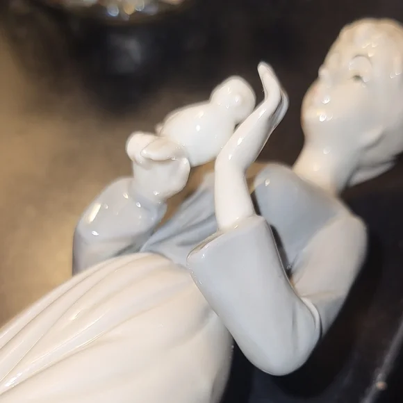 Serene Gray and White Sculpture - Picture 6 of 8